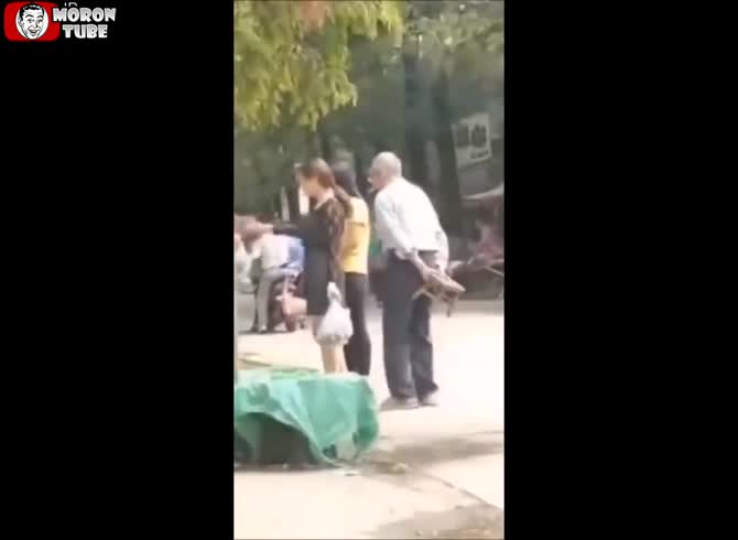 Video :An elderly guy sexually assaults a woman!